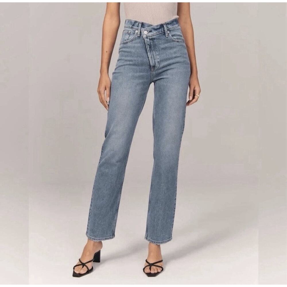 Abercrombie & Fitch 90's Straight Ultra High Rise Crossover Button Jean 6/28